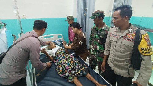 Warga Kampung Teno, Desa Compang Suka, Kecamatan Kuwus, Manggarai Barat, NTT, Anastasia Dinul (72) dirawat di Puskesmas. (Dok. Humas Polres Manggarai Barat)