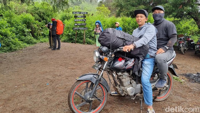 Eko, seorang ojek di jalur pendakian Gunung Merbabu via Gancik.