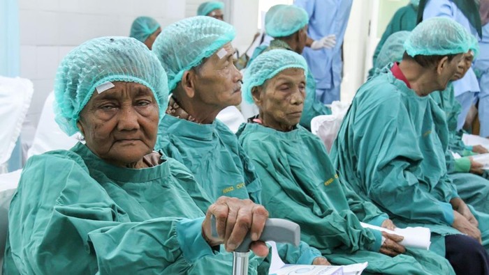 Warga lanjut usia (lansia) beristirahat usai menjalani operasi katarak gratis di RSUD Cut Mutia, Aceh Utara, Aceh, Selasa (28/5/2024). Kementerian Sosial bekerja sama dengan Yayasan Pundi Amal Peduli Kasih (YPP) melaksanakan operasi katarak dan operasi selaput pada bagian putih bola mata (Pterygium) gratis yang diikuti 405 lansia di 27 kecamatan di Aceh Utara dalam rangka memperingati Hari Lanjut Usia Nasional (HLUN) 2024. ANTARA FOTO/Rahmad.