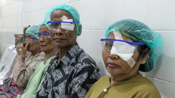 Warga lanjut usia (lansia) beristirahat usai menjalani operasi katarak gratis di RSUD Cut Mutia, Aceh Utara, Aceh, Selasa (28/5/2024). Kementerian Sosial bekerja sama dengan Yayasan Pundi Amal Peduli Kasih (YPP) melaksanakan operasi katarak dan operasi selaput pada bagian putih bola mata (Pterygium) gratis yang diikuti 405 lansia di 27 kecamatan di Aceh Utara dalam rangka memperingati Hari Lanjut Usia Nasional (HLUN) 2024. ANTARA FOTO/Rahmad.