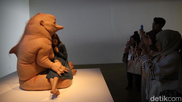 Pameran Seni CARE Karya Seniman Patricia Piccinini di Museum MACAN Jakarta.
