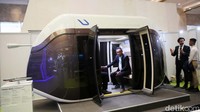 Pengunjung melihat-lihat produk yang dipamerkan di Forum Sistem Transportasi Cerdas Asia Pasifik atau The 19th Intelligent Transport System Asia Pacific Forum.  