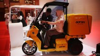 Pengunjung melihat-lihat produk yang dipamerkan di Forum Sistem Transportasi Cerdas Asia Pasifik atau The 19th Intelligent Transport System Asia Pacific Forum.  