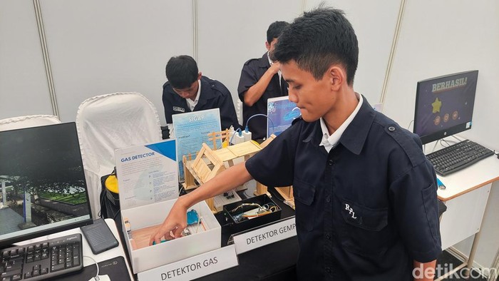 Pameran Teknologi Karya Pelajar SMK Cimahi