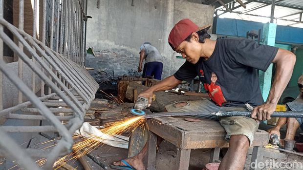 Pande besi di Kecamatan Kademangan Blitar.