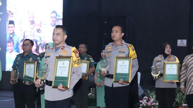 Pangdam Jaya Mayjen TNI Mohamad Hasan memberikan penghargaan kepada Kapolsek Mampang Prapatan Kompol David Y Kanitero, Selasa (28/5/2024).