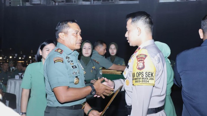 Pangdam Jaya Mayjen TNI Mohamad Hasan memberikan penghargaan kepada Kapolsek Mampang Prapatan Kompol David Y Kanitero, Selasa (28/5/2024).
