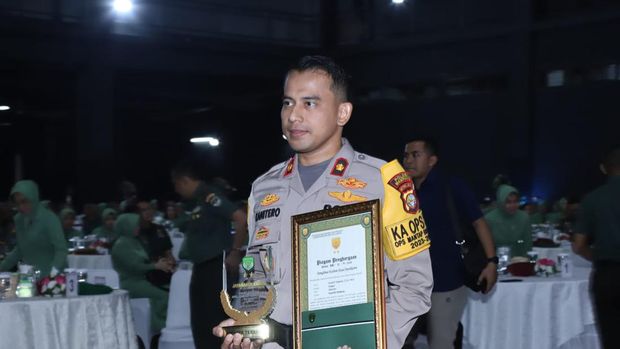 Pangdam Jaya Mayjen TNI Mohamad Hasan memberikan penghargaan kepada Kapolsek Mampang Prapatan Kompol David Y Kanitero, Selasa (28/5/2024).