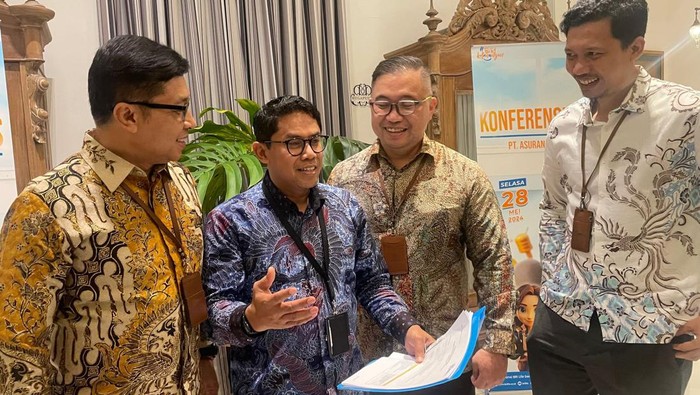 (Ki-Ka) Direktur Pemasaran BRI Life Sutadi, Direktur Utama BRI Life Aris Hartanto, Direktur Kepatuhan & Legal BRI Life I Dewa Gede Agung dan Direktur Operasional BRI Life Yosie William Iroth berbincang usai memberi paparan Kinerja Q1 - 2024 di Jakarta, Selasa (28/5/2024).