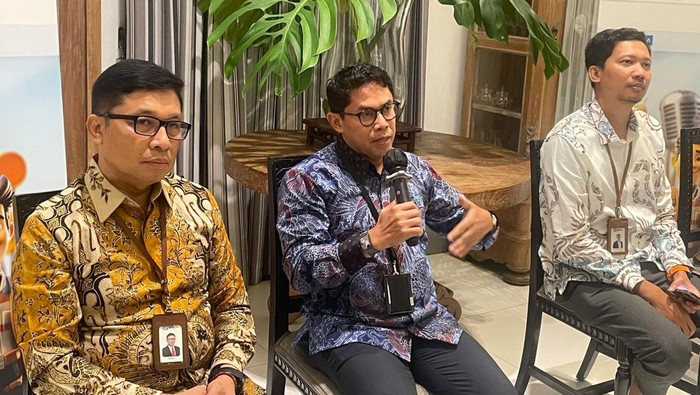 (Ki-Ka) Direktur Pemasaran BRI Life Sutadi, Direktur Utama BRI Life Aris Hartanto, Direktur Kepatuhan & Legal BRI Life I Dewa Gede Agung dan Direktur Operasional BRI Life Yosie William Iroth berbincang usai memberi paparan Kinerja Q1 - 2024 di Jakarta, Selasa (28/5/2024).