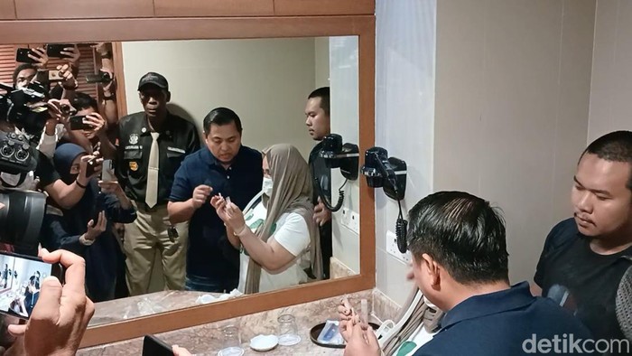 Pelaku FM saat menunjukkan barang bukti sabu yang digunakannya. (Foto: Alamudin Hamapu/detikSumut)
