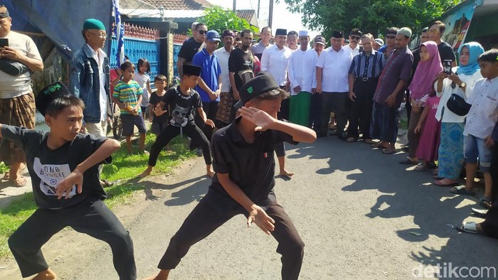 Tamba-Ipat disambut seni hadrah dan pencak silat di Sekretariat PPP Jembrana, Selasa (28/5/2204). (I Putu Adi Budiastrawan/detikBali).
