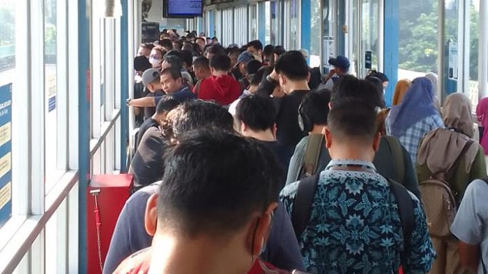 Penumpang numpuk di halte velbak