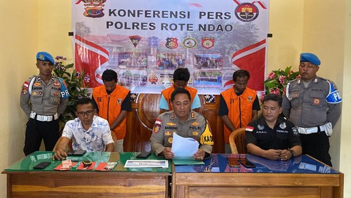 Kapolres Rote Ndao AKBP Mardiono (tengah) saat memimpin konferensi pers di kantornya, Selasa (28/5/2024). (Dok. Polres Rote Ndao).