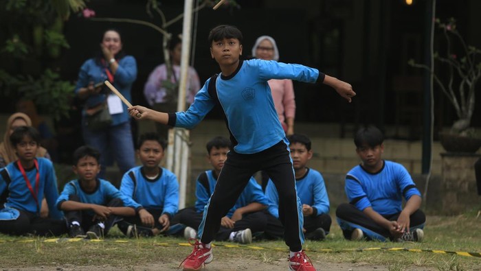 Sejumlah anak bermain permainan tradisional Benthik di Ndalem Pakuningratan, Yogyakarta, Selasa (28/5/2024). Pemerintah DIY menetapkan 25 karya budaya sebagai Warisan Budaya Takbenda sebagai upaya untuk menjamin kelestarian dan keberlangsungan masing-masing karya budaya salah satunya permainan tradisional Benthik. ANTARA FOTO/Hendra Nurdiyansyah/rwa.