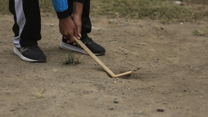 Sejumlah anak bermain permainan tradisional Benthik di Ndalem Pakuningratan, Yogyakarta, Selasa (28/5/2024). Pemerintah DIY menetapkan 25 karya budaya sebagai Warisan Budaya Takbenda sebagai upaya untuk menjamin kelestarian dan keberlangsungan masing-masing karya budaya salah satunya permainan tradisional Benthik. ANTARA FOTO/Hendra Nurdiyansyah/rwa.