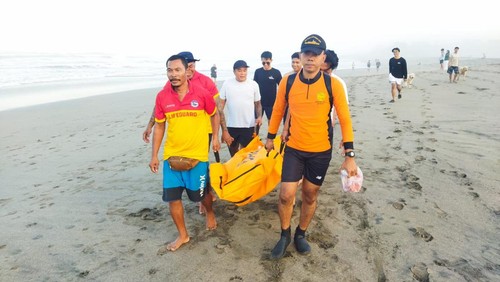 Personel Basarnas Bali mengevakuasi jasad Nando ke rumah sakit, Selasa pagi (28/5/2024). (Dok Basarnas Bali