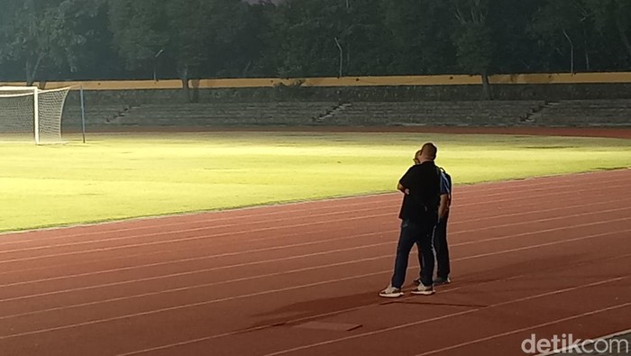 Perwakilan AFF dan PSSI saat melakukan pengecekan Stadion Sriwedari, Kota Solo, Selasa (28/5/2024).