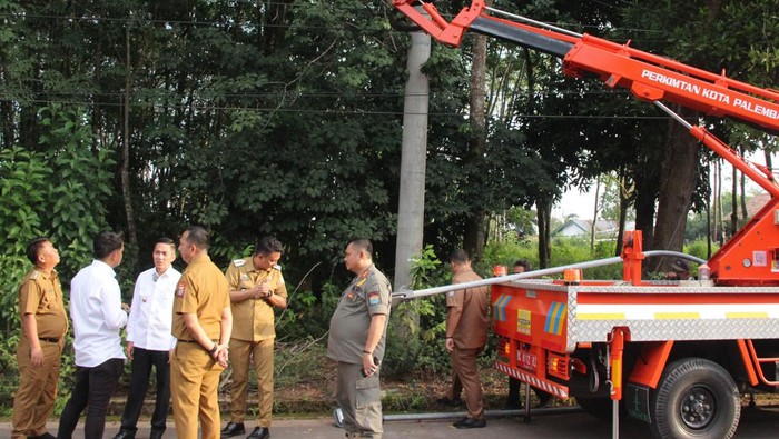 Pj Wali Kota Palembang Ratu Dewa memantau pemasangan 100 titik lampu jalan di Kecamatan Gandus Palembang.