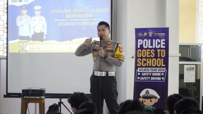 Police Goes to School