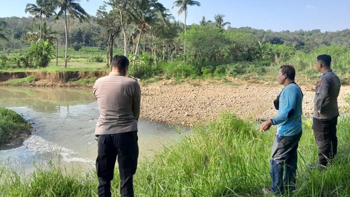 Polisi mengecek lokasi bocah tewas tenggelam di Klego, Boyolali, Selasa (18/5/2024).