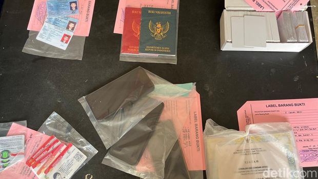 Polsek Metro Setiabudi menangkap 2 orang pelaku pemalsuan dokumen berupa SIM, KTP, ijazah, dan buku nikah yang beredar di wilayah Jakarta Selatan. (Rifka A/detikcom)