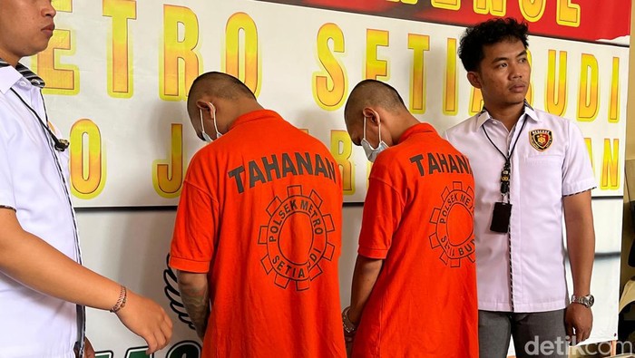 Polsek Metro Setiabudi menangkap 2 orang pelaku pemalsuan dokumen berupa SIM, KTP, ijazah, dan buku nikah yang beredar di wilayah Jakarta Selatan. (Rifka A/detikcom)