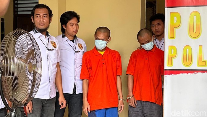 Polsek Metro Setiabudi menangkap 2 orang pelaku pemalsuan dokumen berupa SIM, KTP, ijazah, dan buku nikah yang beredar di wilayah Jakarta Selatan. (Rifka A/detikcom)