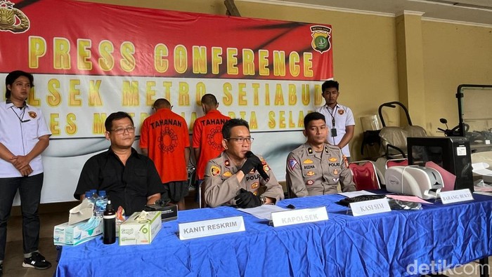 Polsek Metro Setiabudi menangkap 2 orang pelaku pemalsuan dokumen berupa SIM, KTP, ijazah, dan buku nikah yang beredar di wilayah Jakarta Selatan. (Rifka A/detikcom)
