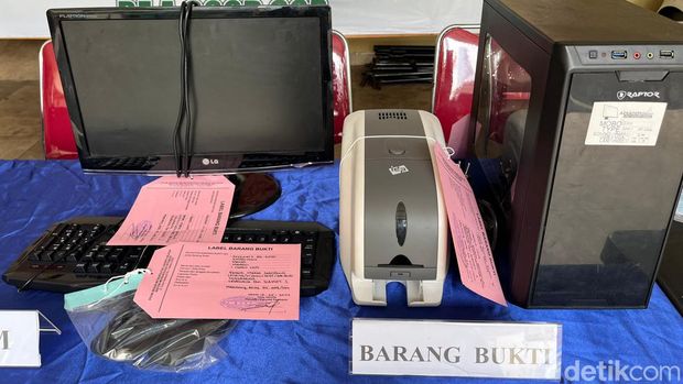 Polsek Metro Setiabudi menangkap 2 orang pelaku pemalsuan dokumen berupa SIM, KTP, ijazah, dan buku nikah yang beredar di wilayah Jakarta Selatan. (Rifka A/detikcom)