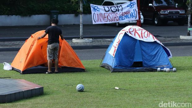 Potret mahasiswa UGM berkemah di depan gedung Balairung sebagai bentuk protes terkait besarnya uang pangkal, Selasa (28/5/2024).