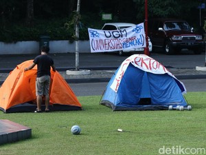 Mahasiswa Kemah di Kampus Tolak Uang Pangkal, Ini Kata Sekretaris UGM
