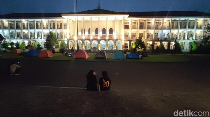 Potret mahasiswa UGM berkemah di depan gedung Balairung sebagai bentuk protes terkait besarnya uang pangkal, Selasa (28/5/2024).