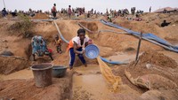 Penangkapan baru-baru ini terjadi ketika Nigeria berupaya mengatur operasi penambangan mineral penting, mengekang aktivitas ilegal, dan mendapatkan manfaat yang lebih baik dari sumber daya mineralnya. Transisi energi ramah lingkungan, peralihan dari batu bara, minyak dan gas ke energi terbarukan dan baterai telah meningkatkan permintaan global akan litium, timah, dan mineral lainnya.  