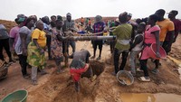 Pemerintah Nigeria sedang menindak penambangan ilegal, dengan melakukan puluhan penangkapan terhadap penambang tidak berizin sejak April. Mereka diduga mencuri lithium, mineral penting yang digunakan dalam baterai kendaraan listrik, telepon pintar, dan sistem tenaga listrik.