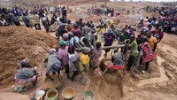 Tambang ilegal banyak terjadi di industri yang sedang berkembang di negara ini karena korupsi di kalangan pejabat regulator merupakan hal biasa dan deposit mineral berlokasi di daerah terpencil dengan kehadiran pemerintah yang minimal. Para pejabat mengatakan keuntungan dari praktik penambangan gelap telah membantu mempersenjatai kelompok milisi di bagian utara wilayah tersebut.  