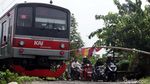 Potret Pengendara Lintasi Palang Pintu Kereta Liar di Citayam