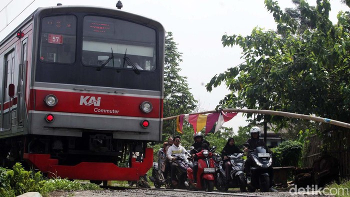 Potret Pengendara Lintasi Palang Pintu Kereta Liar di Citayam Eksistensi palang pintu kereta liar jadi polemik. Sehari usai kejadian motor tersambar KRL di Citayam, Depok, palang pintu kereta liar masih saja dilintasi pengendara.