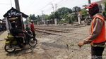 Potret Pengendara Lintasi Palang Pintu Kereta Liar di Citayam