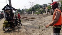 Pihak PT Kereta Api Indonesia (KAI) mendorong Pemerintah Kota (Pemkot) Depok menutup perlintasan liar tersebut.  