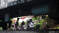 Namun realitanya, kebanyakan perlintasan sebidang yang liar dibuat dan digunakan untuk keperluan masyarakat sekitar jalur kereta api. Penutupan perlintasan liar pun seringkali diprotes, bahkan ada yang berujung dengan pembukaan paksa oleh masyarakat.  