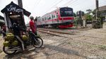 Potret Pengendara Lintasi Palang Pintu Kereta Liar di Citayam