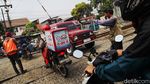 Potret Pengendara Lintasi Palang Pintu Kereta Liar di Citayam