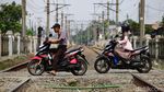 Potret Pengendara Lintasi Palang Pintu Kereta Liar di Citayam