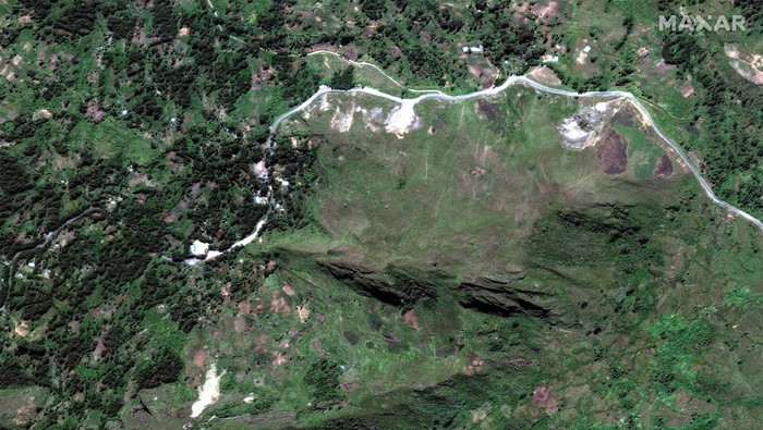 Longsor menerjang Desa Yambali, Provinsi Enga, Papua Nugini. Begini penampakan foto satelit longsor tersebut.