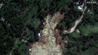 Material longsor memutus jalan di Desa Yambali, Provinsi Enga, Papua Nugini.