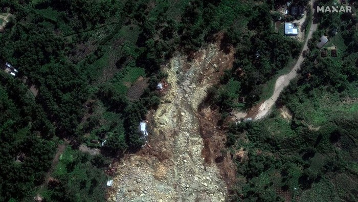 Longsor menerjang Desa Yambali, Provinsi Enga, Papua Nugini. Begini penampakan foto satelit longsor tersebut.