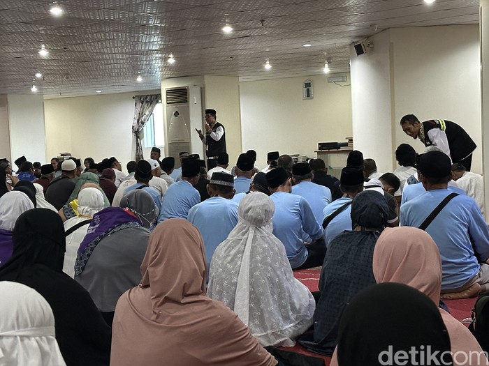 PPIH Arab Saudi beri edukasi jemaah haji di hotel Makkah, Senin (26/5/2024).
