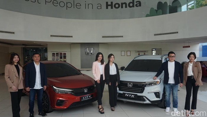 President Director Honda Surabaya (HSC) Center Ang Hoey Tiong dan Director HSC Wendy Miharja saat berpose di Lobi Kantor Honda Surabaya Center.