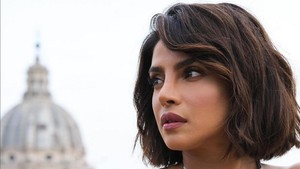 Priyanka Chopra sukses bikin dunia terpukau sejak mahkota Miss World 2000 bertengger di kepalanya. Parasnya yang elegan dipadu karier internasional membuatnya jadi ikon global. Dari Bollywood sampai Hollywood, auranya gak pernah redup. Foto: Instagram/@priyankachopra